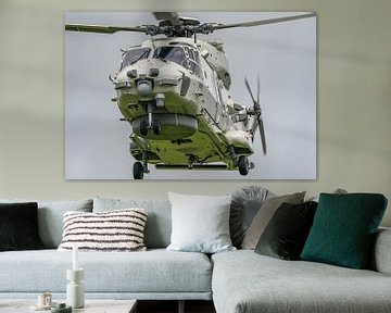 Ein NH-90-Hubschrauber fliegt sehr niedrig. von Jaap van den Berg