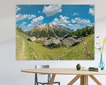 Alte Häuser mit Schieferdächern, Blick auf Dent de Perroc, La Gouille, Evolène, Val d'Hérens, Wallis von Rene van der Meer