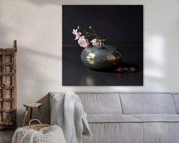 Modern still life with roses in Mobach vase by Affect Fotografie