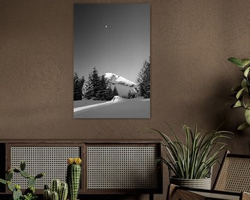 Schwarz-weiß Mond über Berg Iseler im Tannheimer Tal mit frischem Schnee