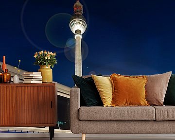 Berlijnse TV-toren met politievoertuig in actie