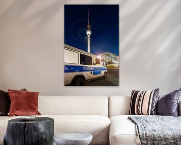 Berlijnse TV-toren met politievoertuig in actie van Frank Herrmann