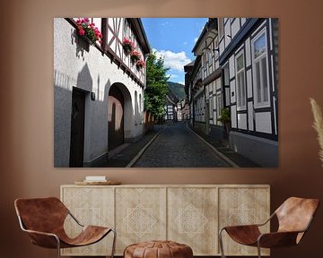 Straat met vakwerkhuizen in centrum Goslar Harz Duitslland van My Footprints