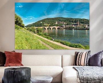 Die Alte Brücke over de rivier de Neckar, Heidelberg, Baden-Württemberg, Duitsland van Rene van der Meer