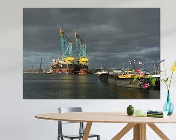 Offshore platform wordt afgemeerd in de Botlek van scheepskijkerhavenfotografie