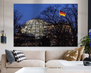 Berlin - Kuppel des Reichstagsgebäudes mit deutscher Fahne