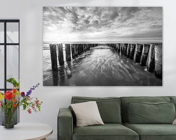 Brise-lames sur la plage de Domburg IX en noir et blanc sur Martijn van der Nat