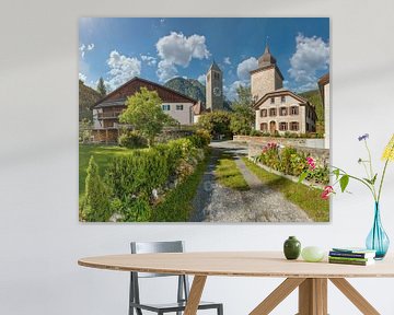 Surpunt straat, naast de kerk staat de Tuor Planta toren, Susch, Graubünden, Zwitserland van Rene van der Meer