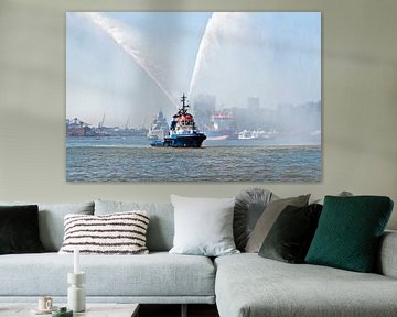 Water spuitende blusboot in de Rotterdamse haven in Nederland van Eye on You