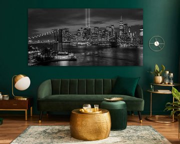 New York City Skyline en Brooklyn Bridge in zwart wit - 9/11 Tribute in Light van Tux Photography