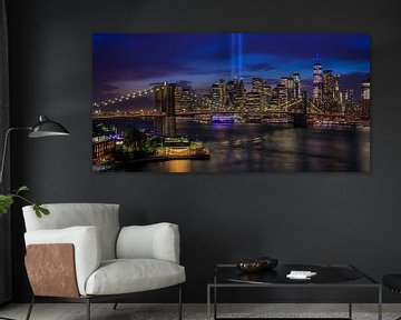New York City Skyline und Brooklyn Bridge in der Abenddämmerung - 9/11 Tribute in Light von Tux Photography
