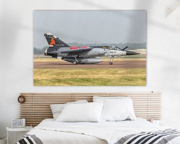 Een fraaie Dassault Mirage F1 CR staat op het punt om naar haar thuisbasis terug te gaan. van Jaap van den Berg