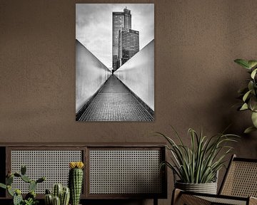 Zwart witfoto van torenflat in Rotterdam Nederland Holland met loopbrug op de voorgrond