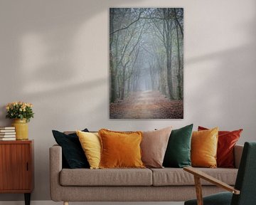 Baum und Waldweg im Nebel im Speulderbos Ermelo Niederlande Holland von Bart Ros