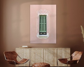 Groen raam tegen roze muur | Gaudi Museum | Park Güell | Barcelona | Spanje van Mirjam Broekhof