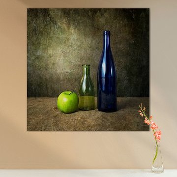 des bouteilles et une pomme