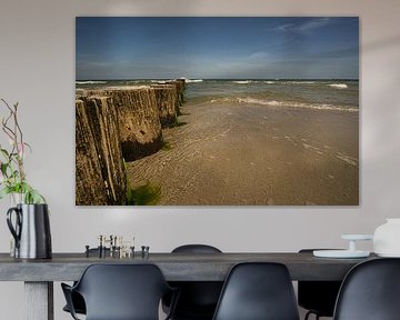 Kribben die in zee steken. Genomen in Zingst, aan de Darß. Het perspectief is gericht op de horizon. van Martin Köbsch