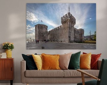 Kamerlengo kasteel in haven van Trogit in Kroatië