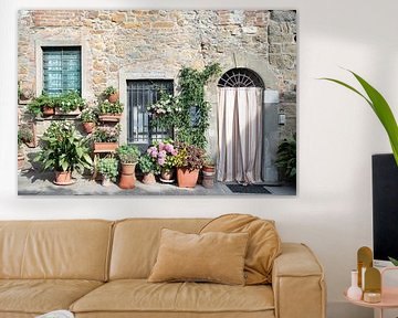 Farbenfrohe, mediterrane Fassade voller Pflanzen | Reisefotografie von Monique Tekstra-van Lochem