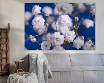 Blau mit weißen Blumen von Marjolijn van den Berg