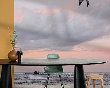 Kitesurfer met een pastel kleurige zonsondergang bij de zee in Ouddorp van Yvette Baur