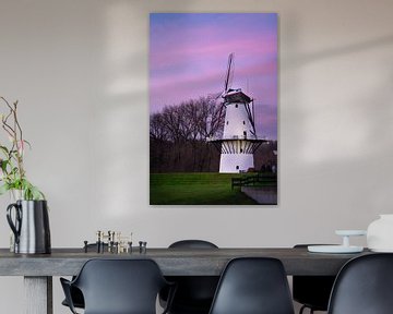 Moulin hollandais avec le soleil couchant