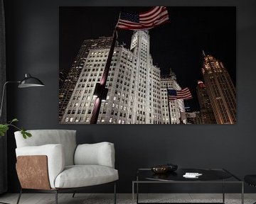 The Wrigley Building in Chicago met Amerikaanse vlag bij avond