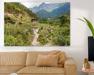 Blick auf ein Tal mit einem Bauernhof im bhutanesischen Stil in einer bergigen Landschaft in Zentral von WorldWidePhotoWeb