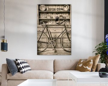 Das Rennrad und das alte Bücherregal von Martin Bergsma