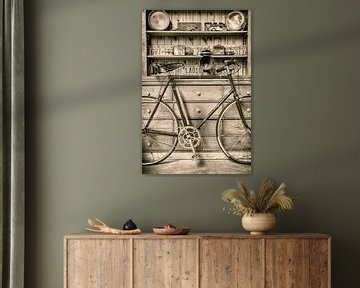 Das Rennrad und das alte Bücherregal von Martin Bergsma