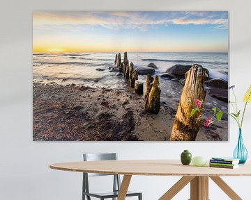 Verweerde strandhoofden op het strand van de Oostzee