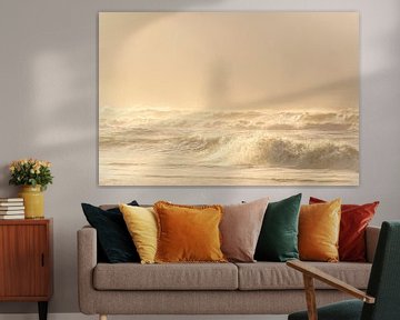 De golven slaan tegen het strand tijdens een stormachtige zonsondergang van Sjoerd van der Wal
