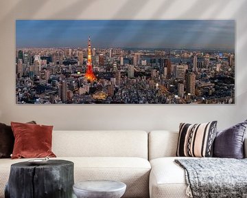 Blick auf den Tokyo Tower während &quot;blaue Stunde&quot; von Juriaan Wossink