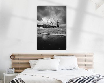 Zwartwit foto van het strand op scheveningen met een drastische wolkendek boven de pier van Jolanda Aalbers