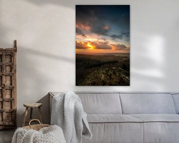 Landschaftsaufnahme auf einem Berg ins Tal zum Sonnenuntergang Dramatische Wolken von Fotos by Jan Wehnert