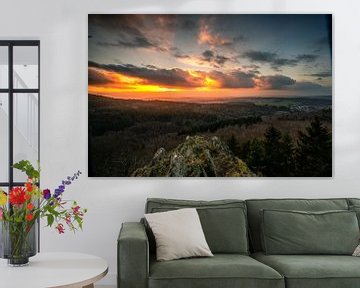 Landschaftsaufnahme auf einem Berg ins Tal zum Sonnenuntergang Dramatische Wolken von Fotos by Jan Wehnert