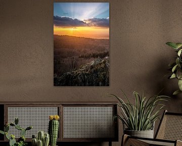 Landschap shot op een berg in de vallei bij zonsondergang Dramatische wolken van Fotos by Jan Wehnert
