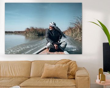 L'Arabe des marais naviguant dans l'eau au Moyen-Orient | Tirage photo, Photographie de voyage sur Milene van Arendonk