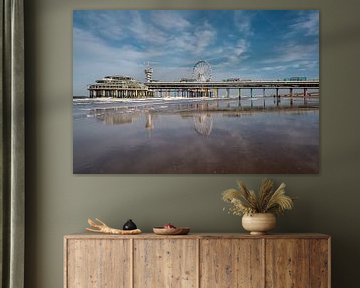 De pier van Scheveningen in Den Haag weerspiegeld in het water van Jolanda Aalbers