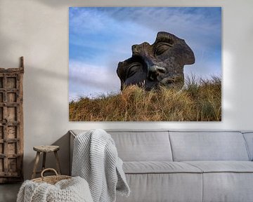 Een beeld van een gezicht in de duinen van scheveningen. Natuur, gras en blauwe achtergrond. van Linda van der Meer