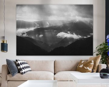 Schwarz-weiße Landschaft mit Sonnenstrahlen in Frankreich von Holly Klein Oonk