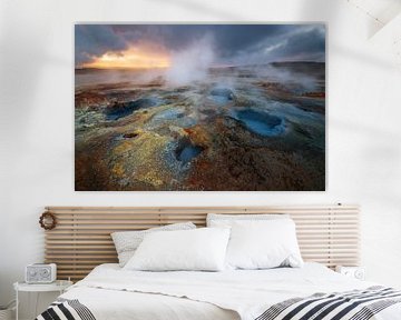 Les magnifiques piscines de boue de Gunnuhver en Islande au lever du soleil. sur Jos Pannekoek