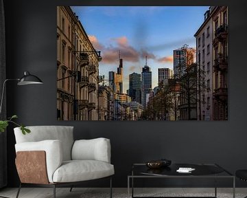 Rue menant à la ligne d'horizon de Francfort, paysage urbain avec des gratte-ciel le soir au coucher sur Fotos by Jan Wehnert