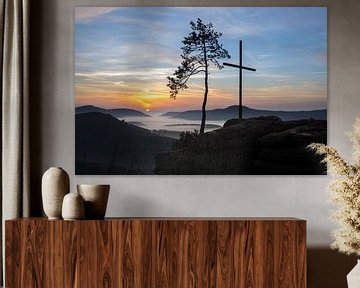 De Rötzenfels, een landschapsopname van een zandsteenrots met een kruis en een boom, zonsopgang met  van Fotos by Jan Wehnert