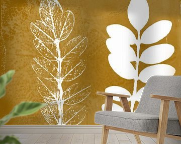 Witte bladeren op donkergeel. Moderne botanische minimalistische kunst. van Dina Dankers