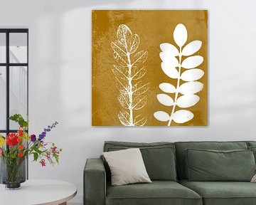 Weiße Blätter auf dunkelgelbem Grund. Moderne botanische minimalistische Kunst. von Dina Dankers