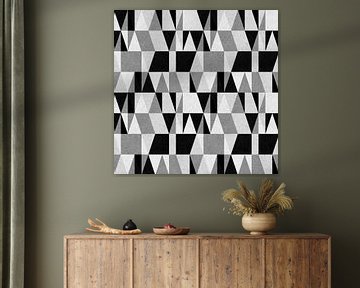 Abstracte driehoeken in warm grijs, zwart en gebroken wit. Moderne geometrische illustratie. van Dina Dankers