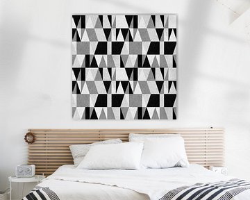Abstrakte Dreiecke in warmem Grau, Schwarz und Off-White. Moderne geometrische Illustration. von Dina Dankers