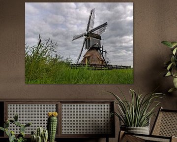 Windmühle im Polder vor einem niederländischen Wolkenhimmel von Wim Steensma