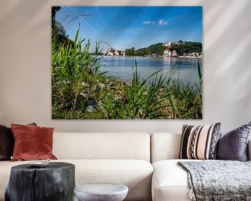 Gezicht op de oude stad Passau in Beieren vanaf de oever van de rivier de Inn van Animaflora PicsStock